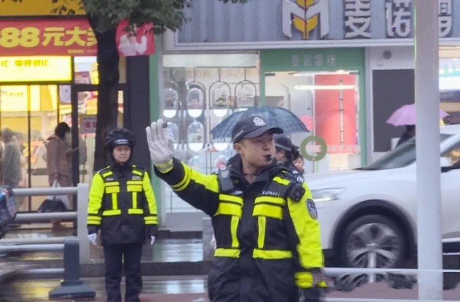 平安到达 温暖湘行 | 冷水江交警：无惧风雨保畅通 守护春运平安路