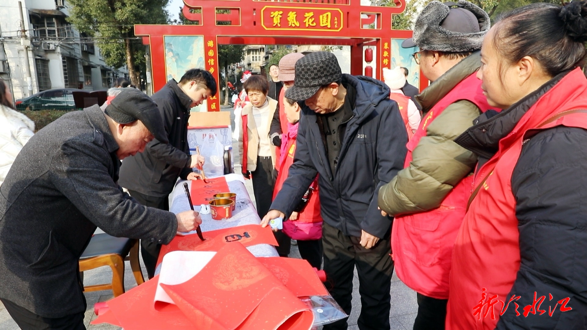 新春走基层 | 冷水江：翰墨飘香暖人心 残健共融迎新春