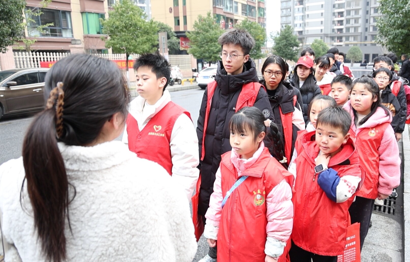 冷水江市布溪街道青园社区：学生志愿者助力禁燃禁炮 假期实践传递文明新风