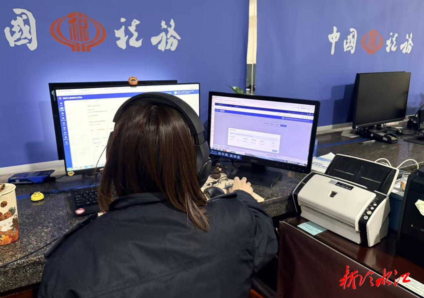 冷水江税务：便企办税省成本 跨域通办解难题