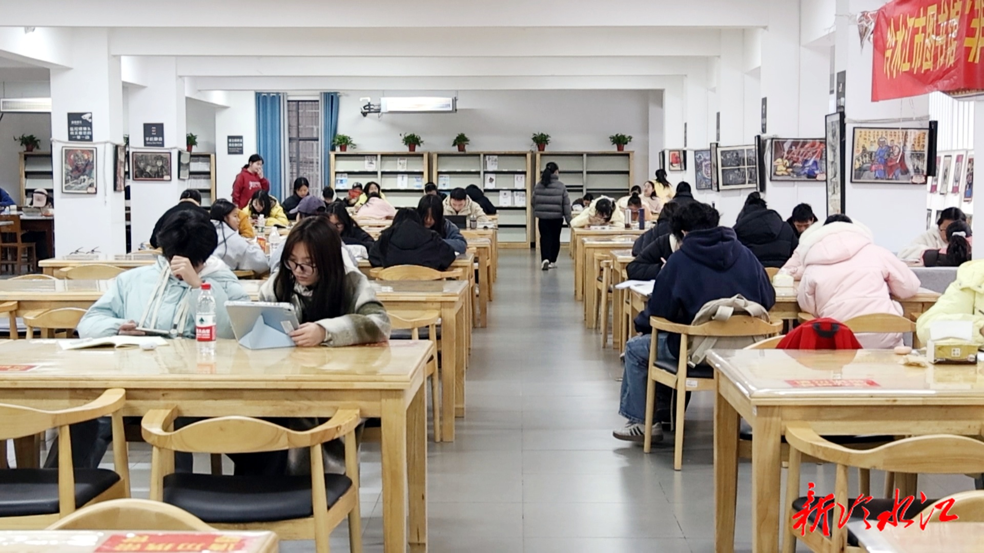 寒假“充电”热：图书馆书城“一座难求”  学生扎堆静享书香