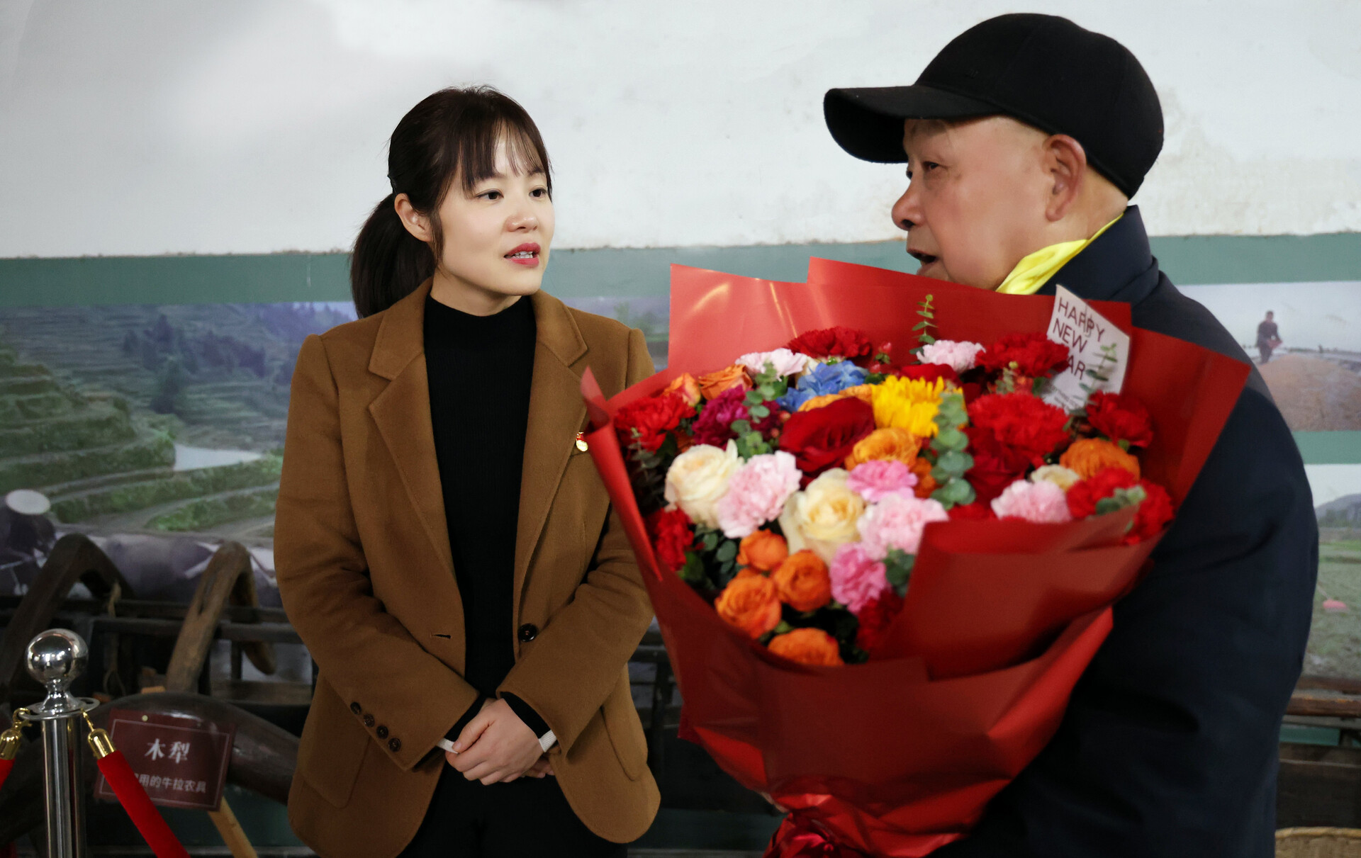 新春走基层·情暖锑都丨何晓琳走访慰问专家人才