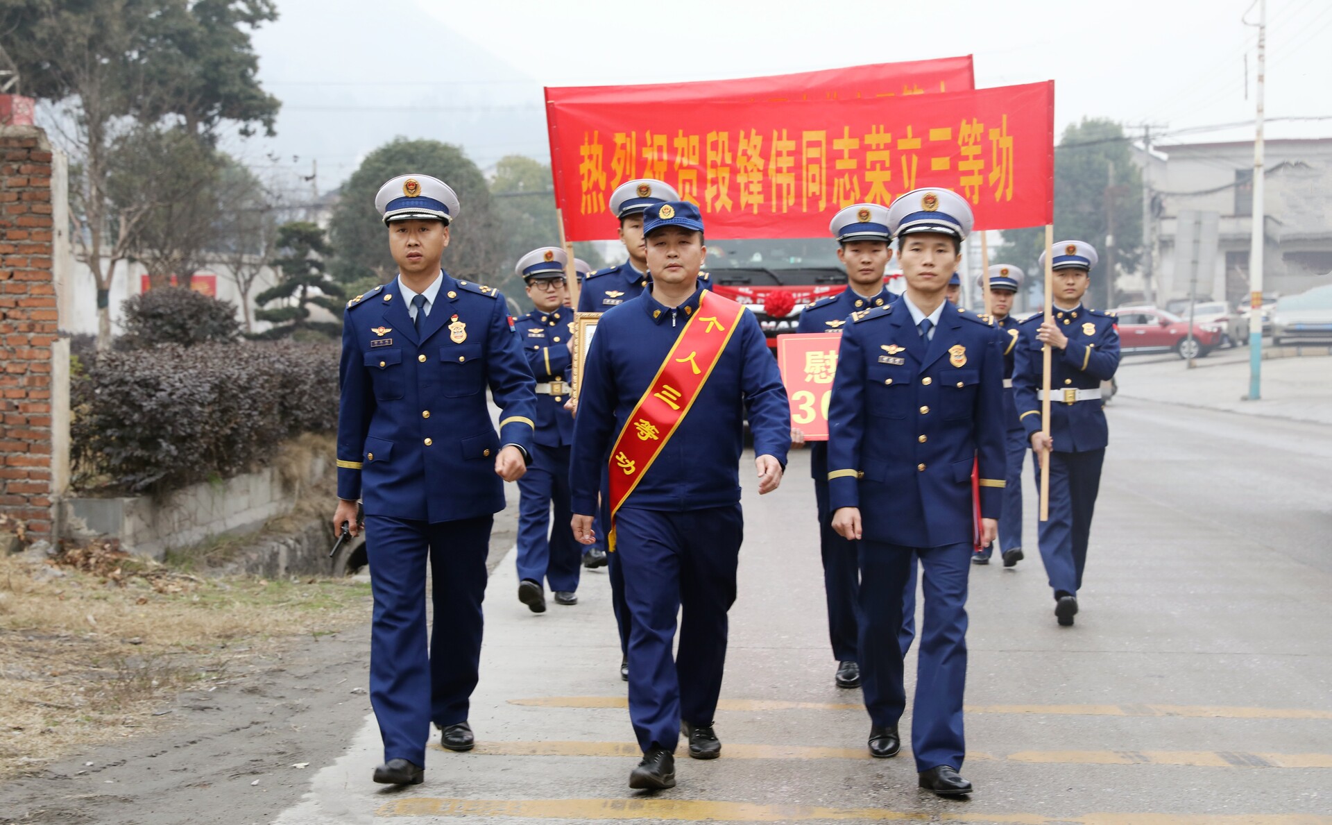 新春走基层·情暖锑都丨市消防大队开展走访慰问活动