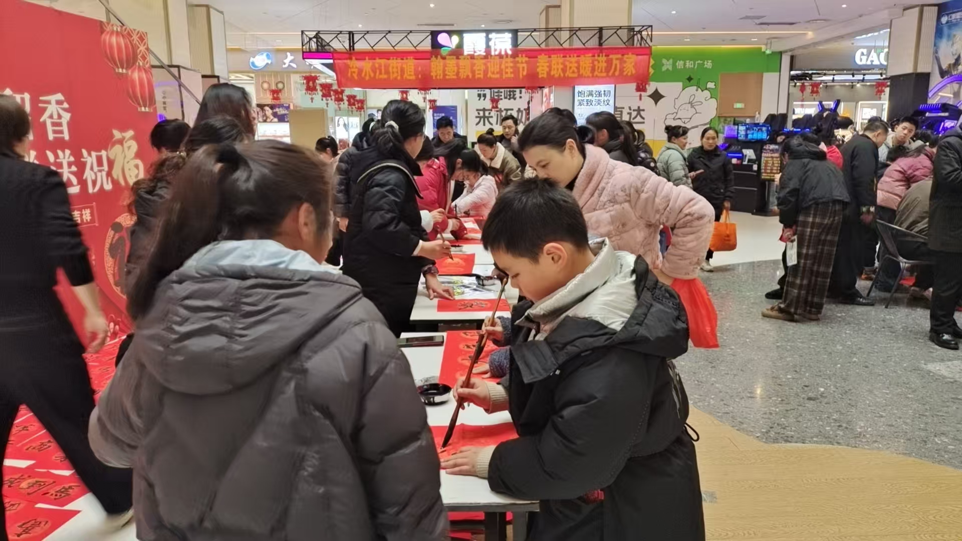 冷水江街道：翰墨飘香迎佳节 春联送暖进万家