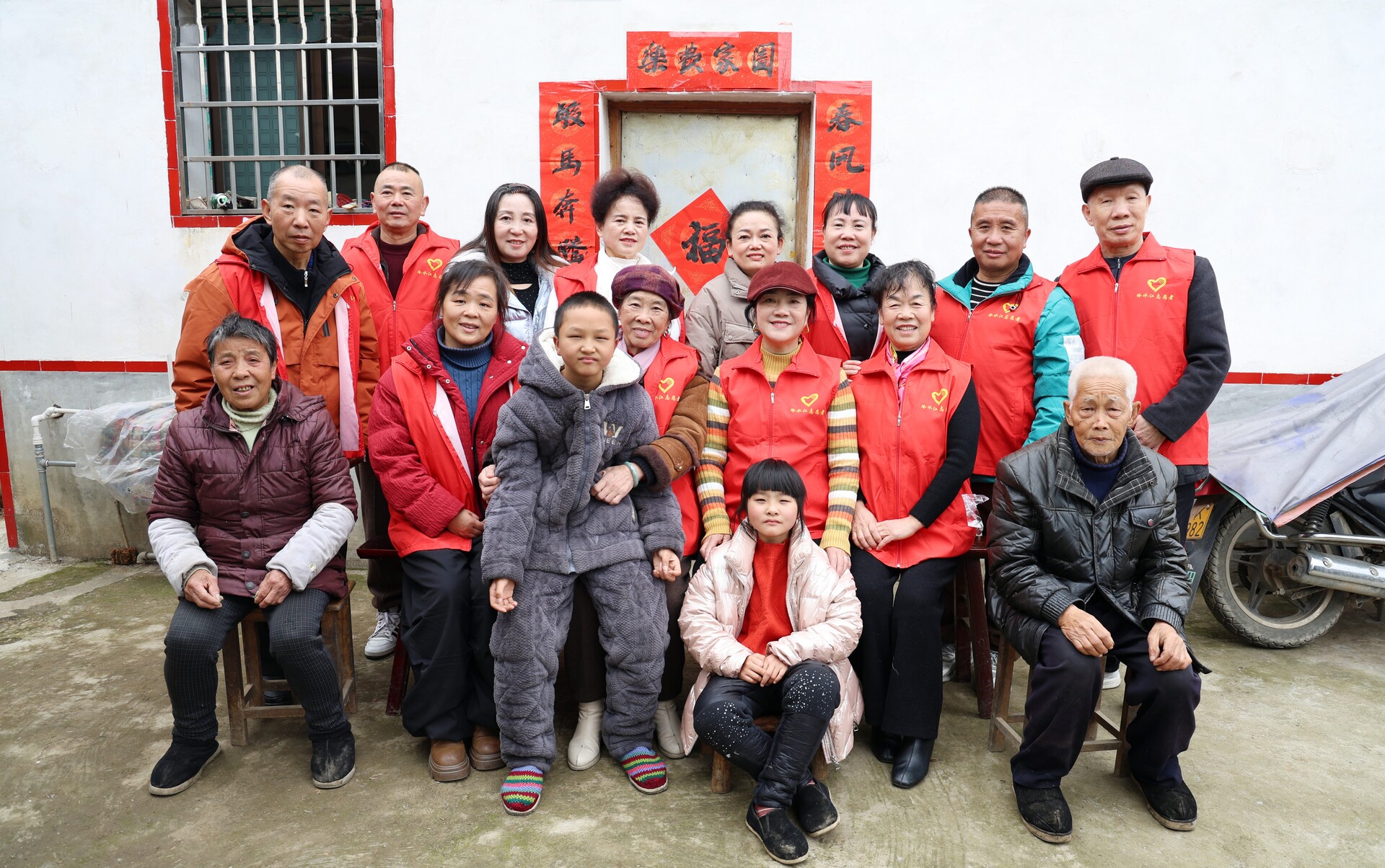 新闻追踪丨一个人的学校：新春慰问暖童心 社会接力护成长