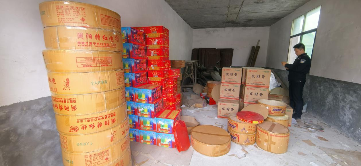 春节临近 禾青镇一门店涉嫌无证经营烟花爆竹被立案调查