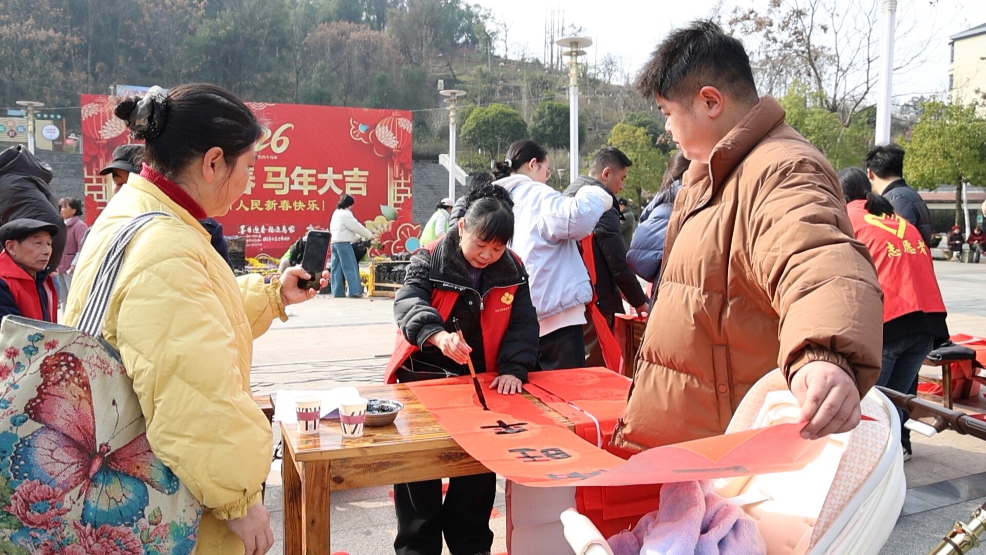 新春走基层 | 市关工委：翰墨飘香迎新春 “五老”挥毫送祝福