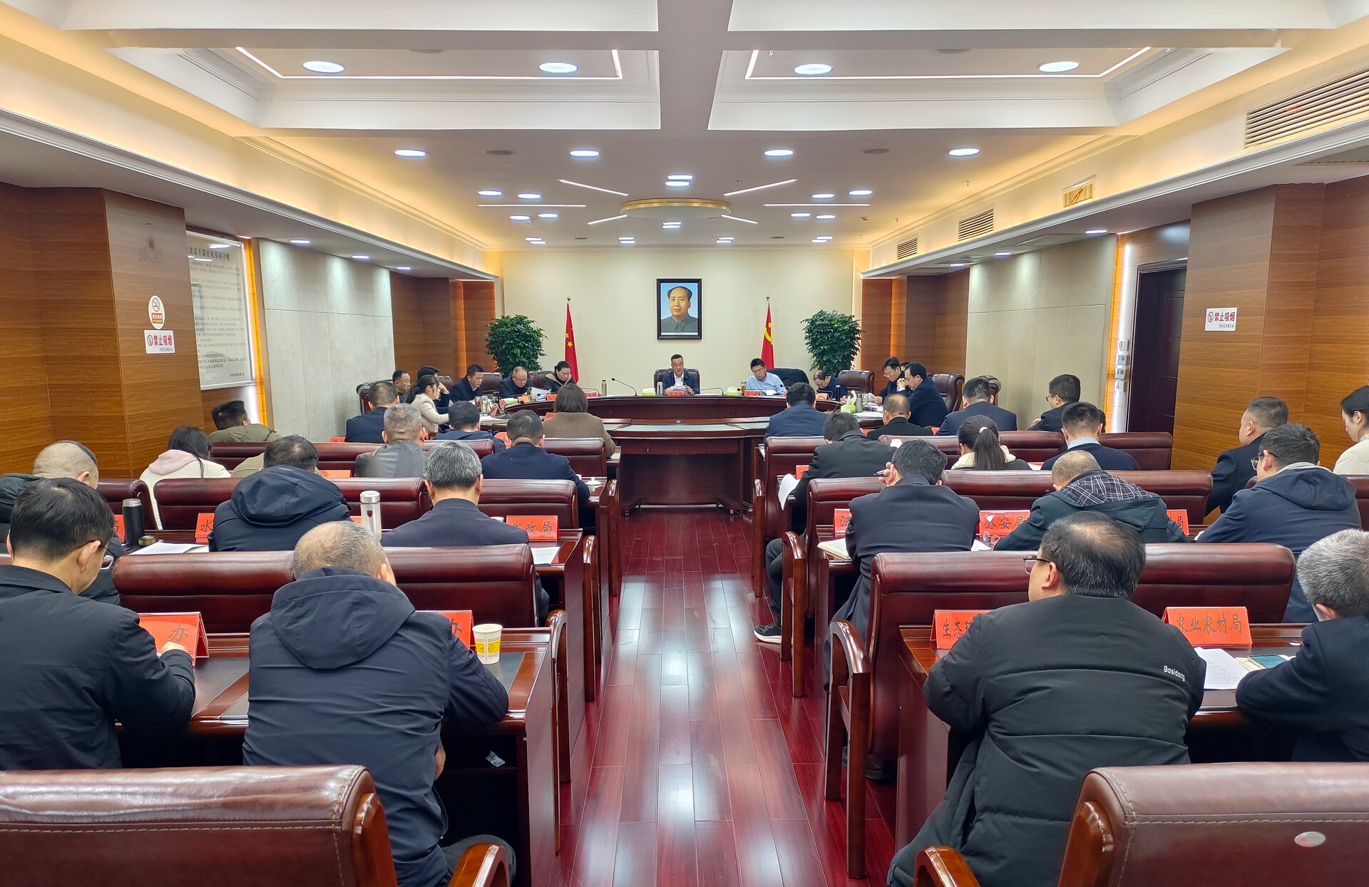 陈创业主持召开冷水江市委常委会会议