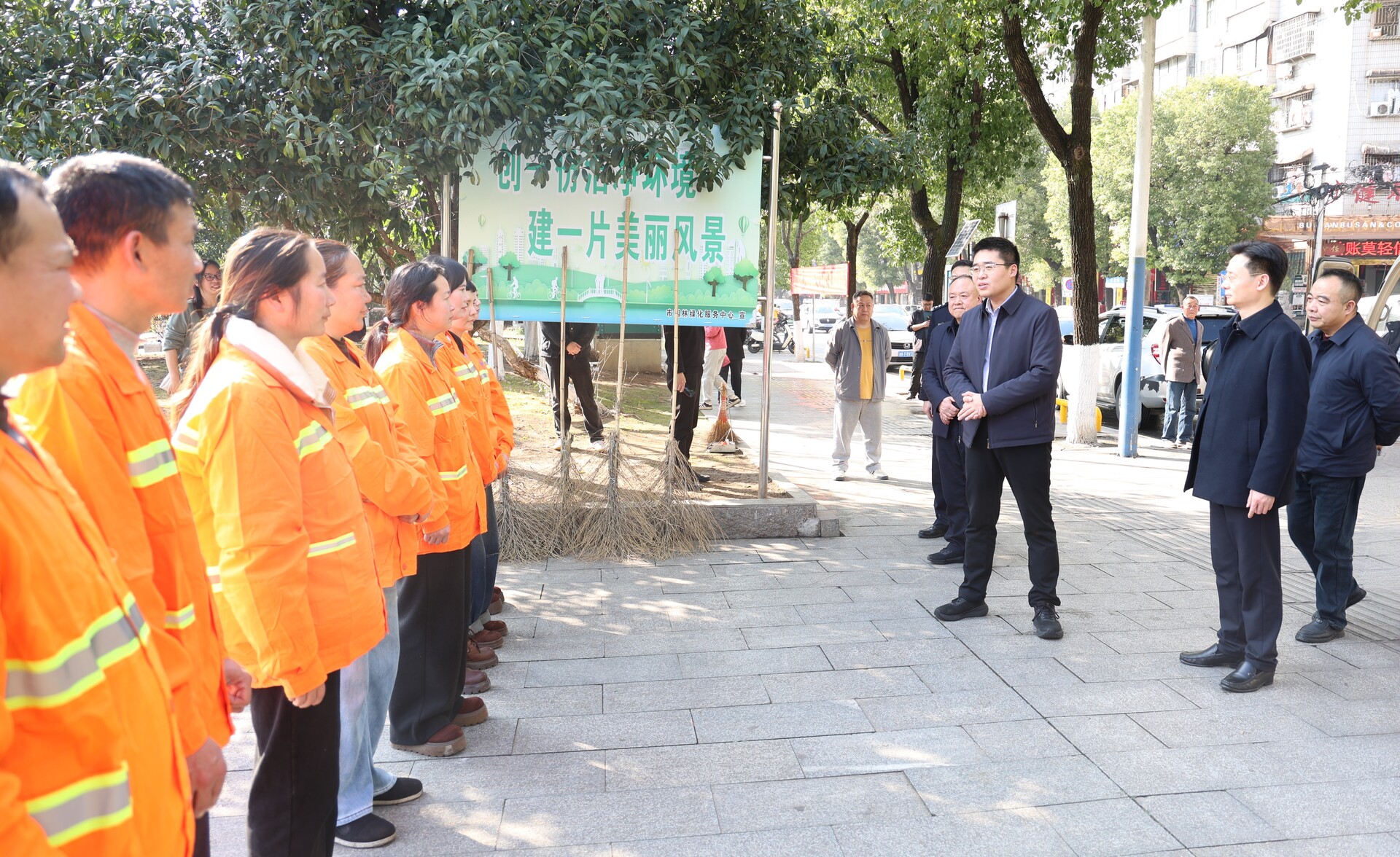 新春走基层 | 唐正走访慰问当班工人、执勤政法干警和环卫工人