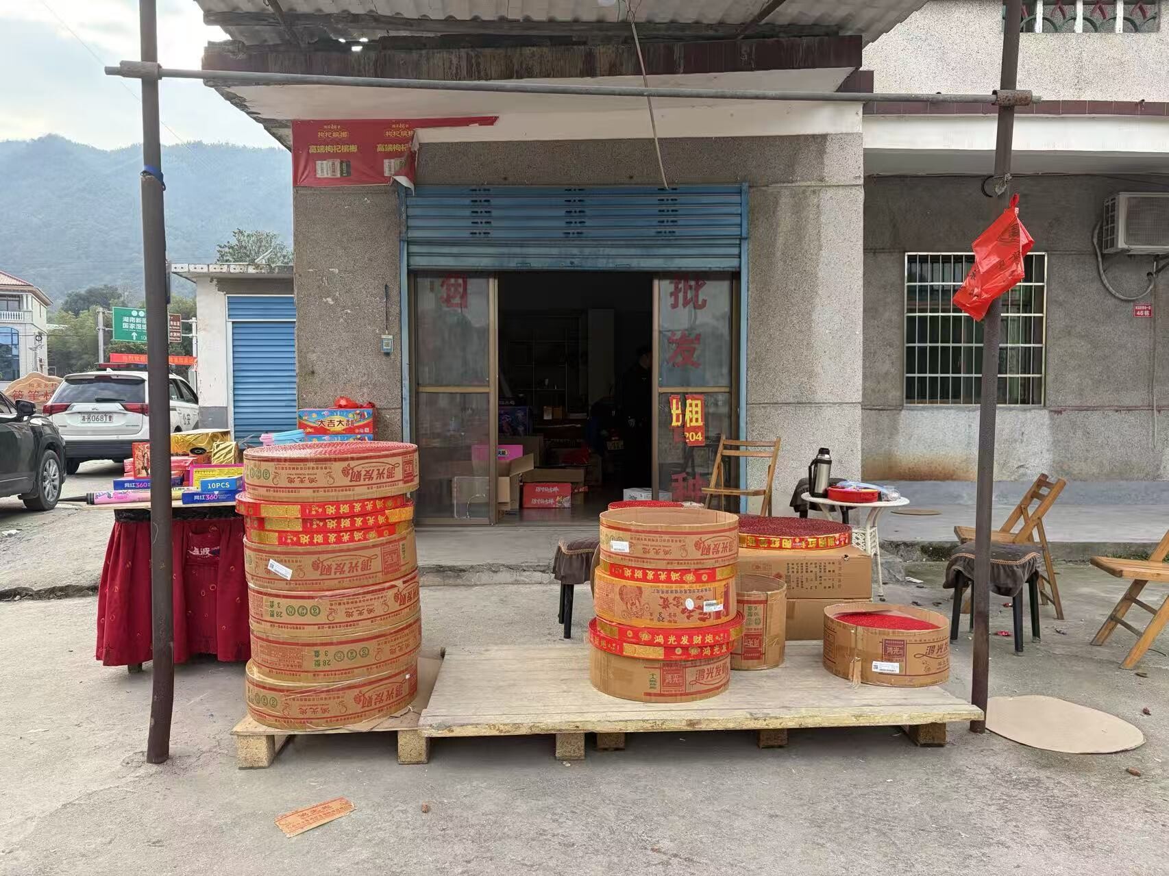 严守春节“安全关”——冷水江市应急局联合查处一非法经营烟花爆竹窝点