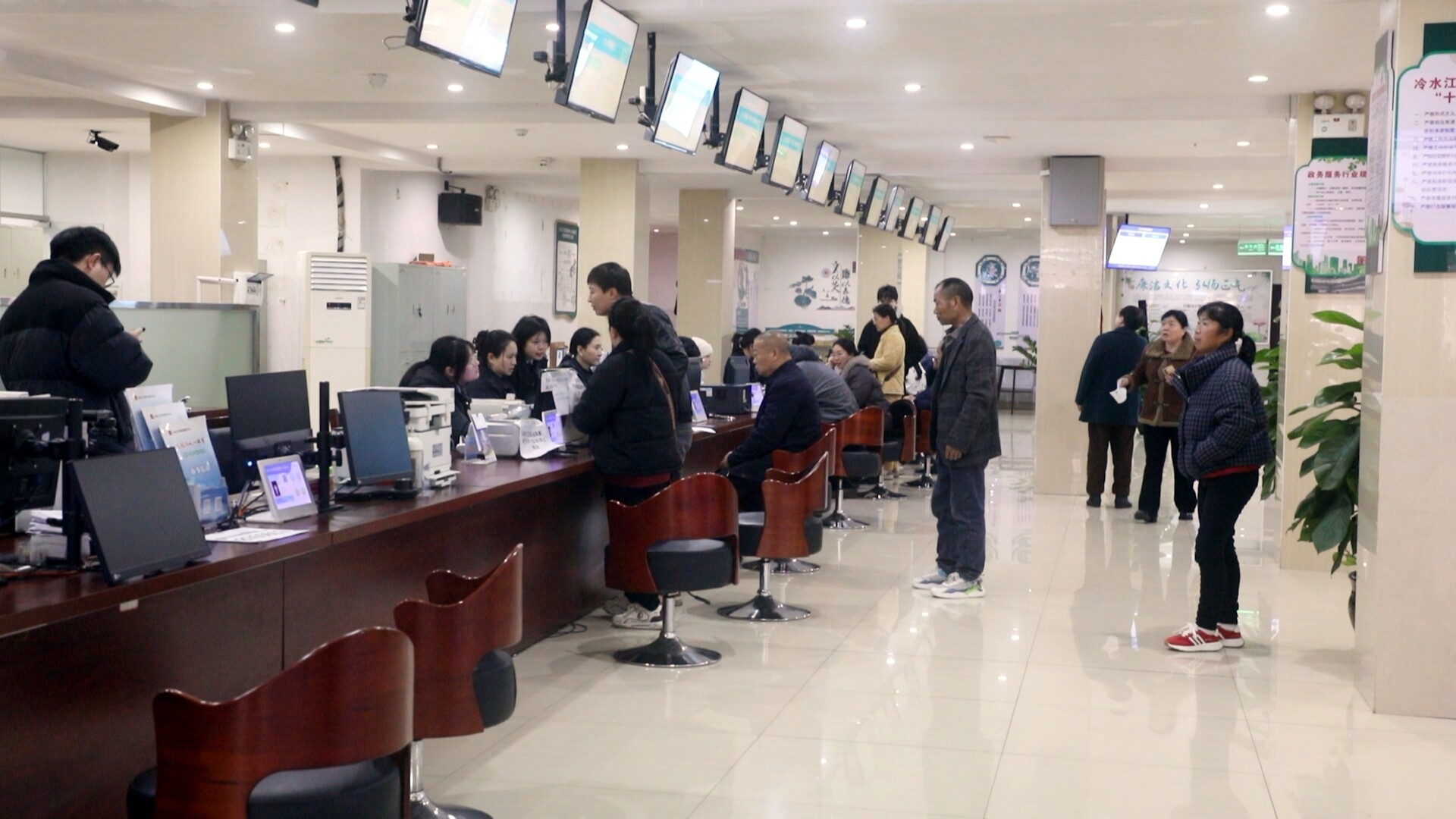 人勤春来早 实干开新局 | 冷水江市政务服务中心：节后收心归位 开启为民服务新篇章