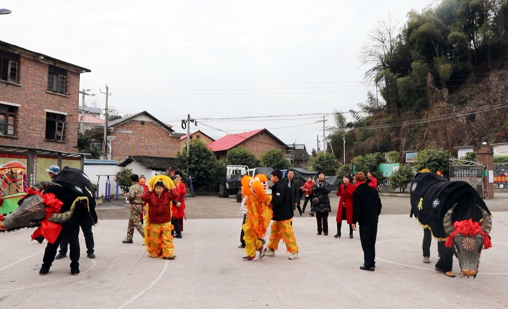 新春走基层 | 冷水江沙塘湾街道：舞动“春牛”祈丰年 老街非遗年味浓