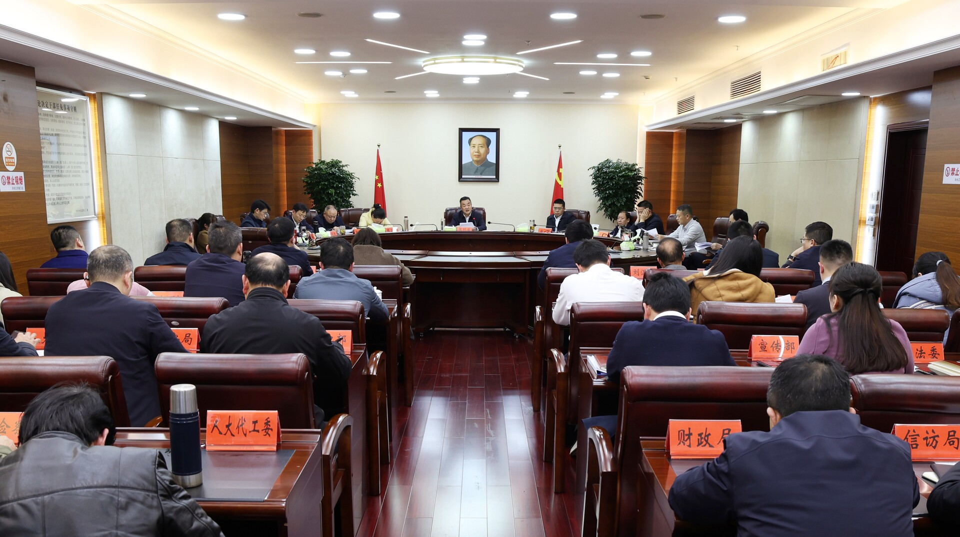 陈创业主持召开市委常委会会议