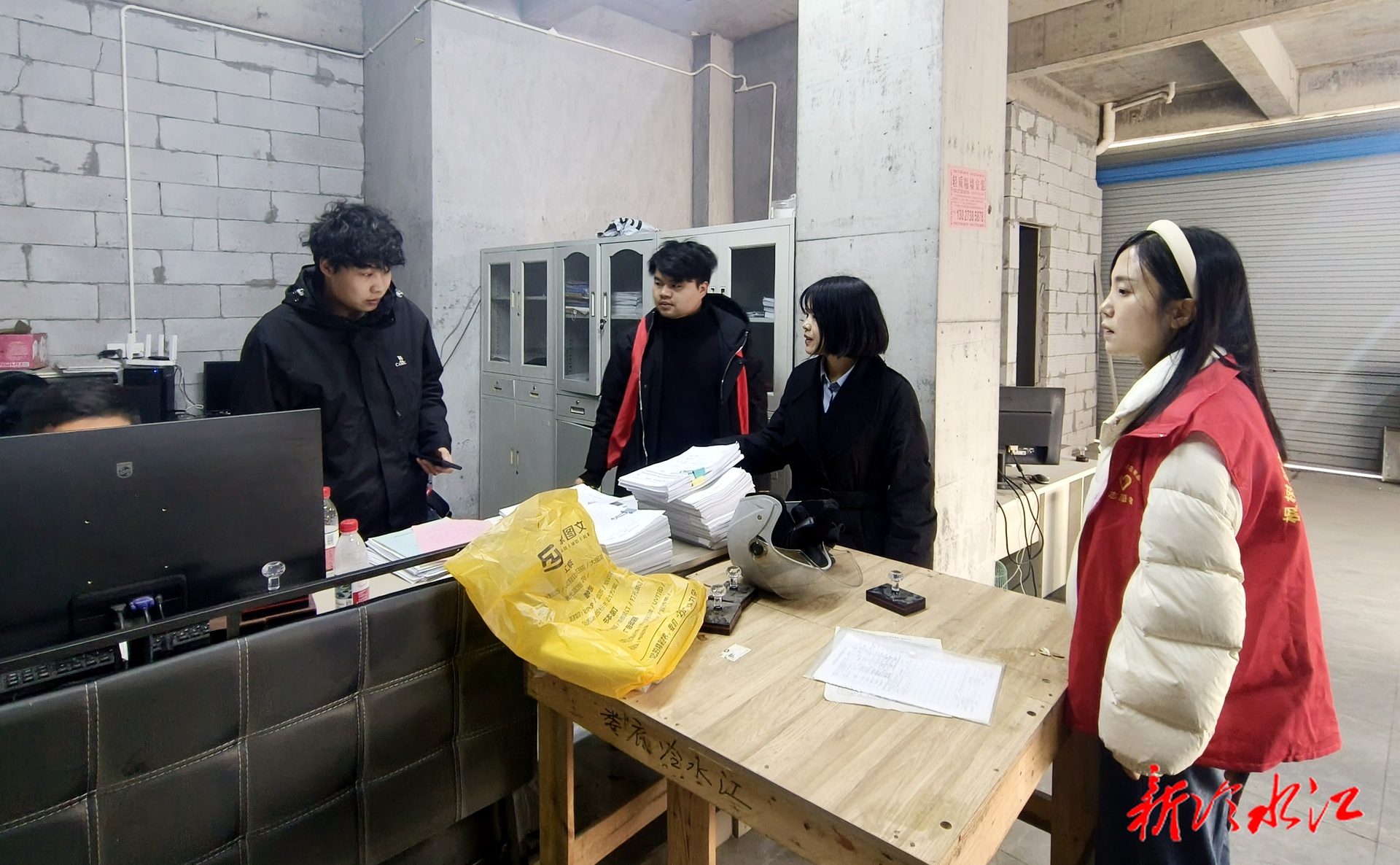 冷水江市沙塘湾街道开展“扫黄打非”宣传进商贸城活动