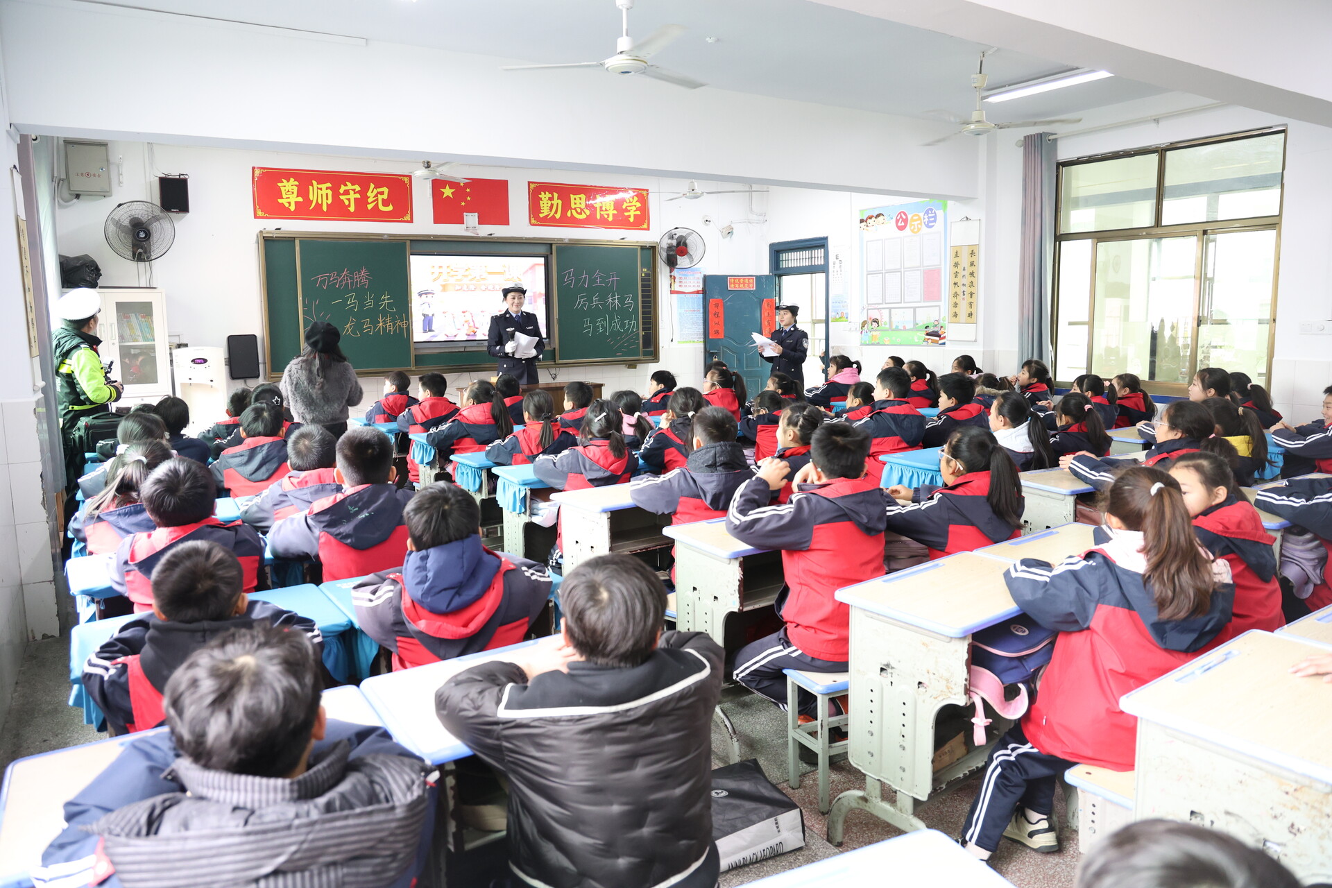 在春天开学 | 交警进校园  播撒“安全种子”