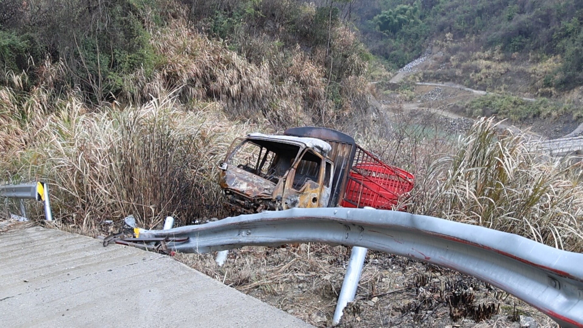 新闻现场 | 失控货车冲下山坡 六旬老支书火海救人