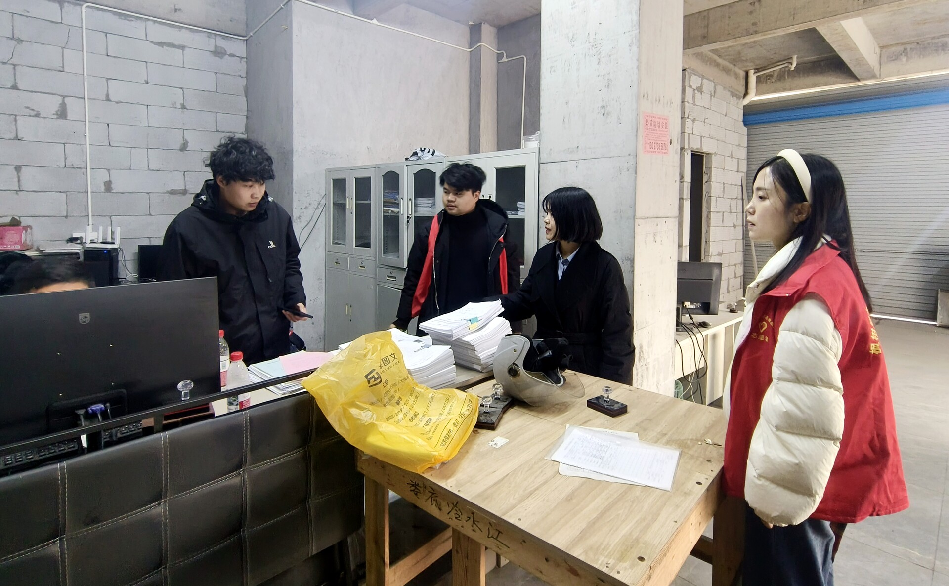 冷水江市沙塘湾街道开展“扫黄打非”宣传进商贸城活动