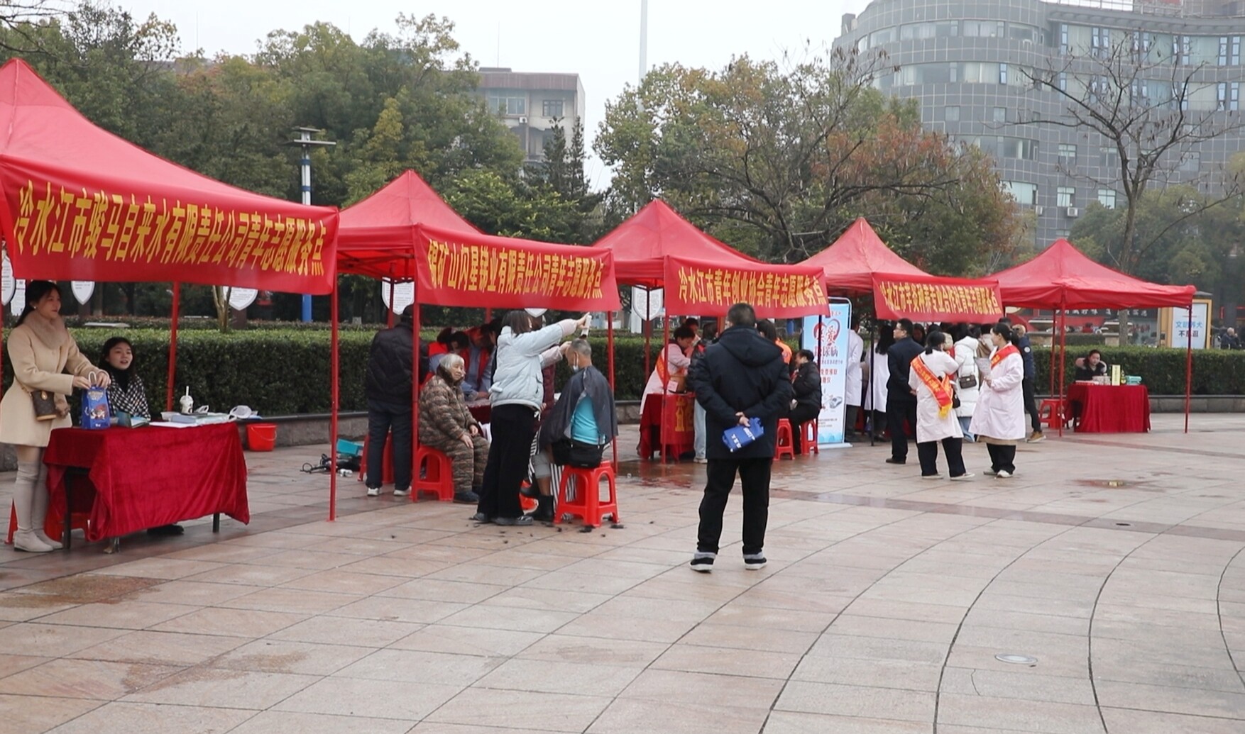 学雷锋在行动 | 我市开展青年志愿服务一条街活动