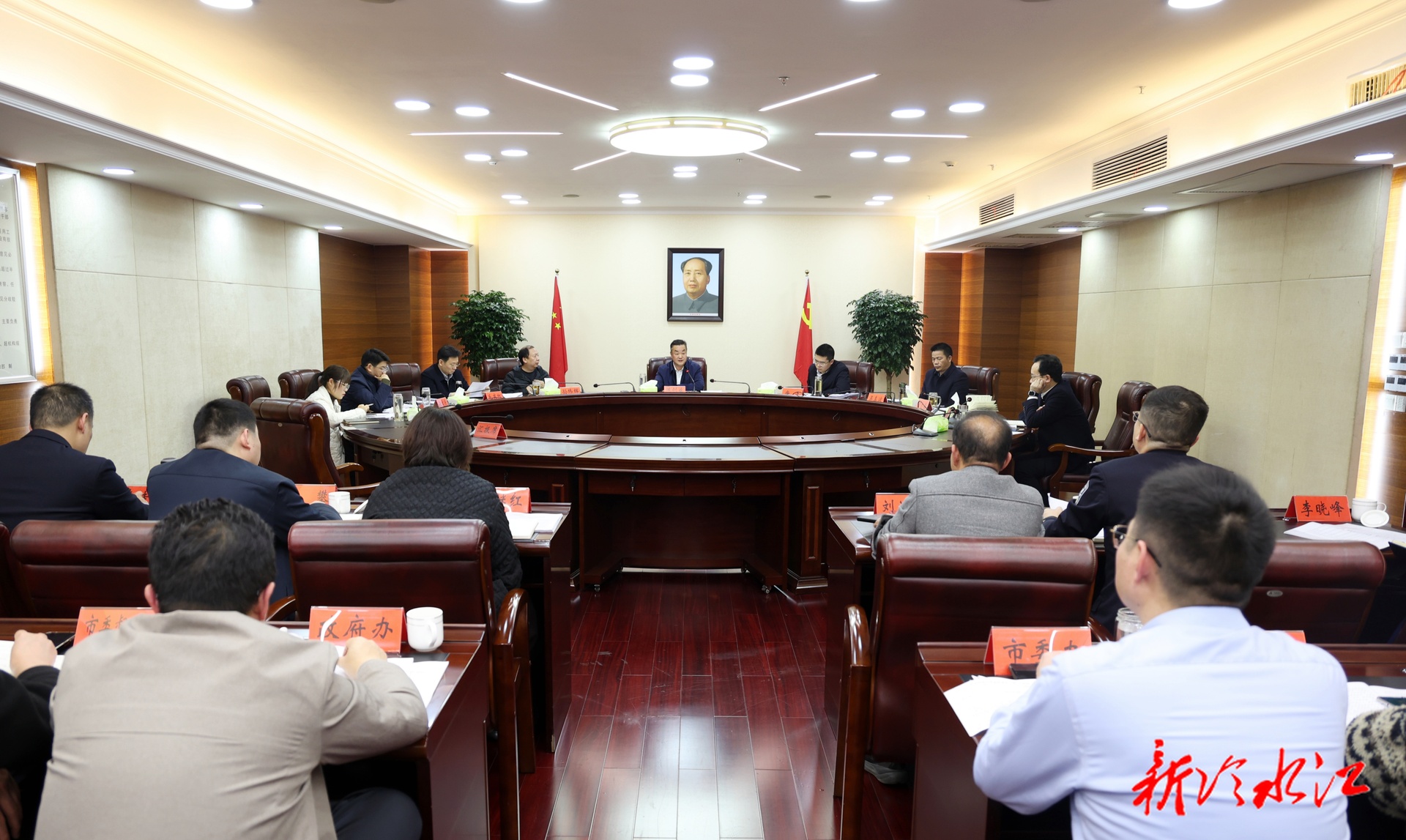 陈创业主持召开市委常委会会议