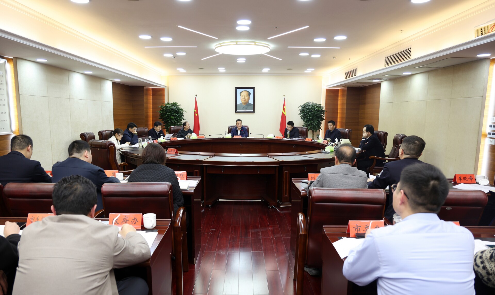 陈创业主持召开冷水江市委常委会会议