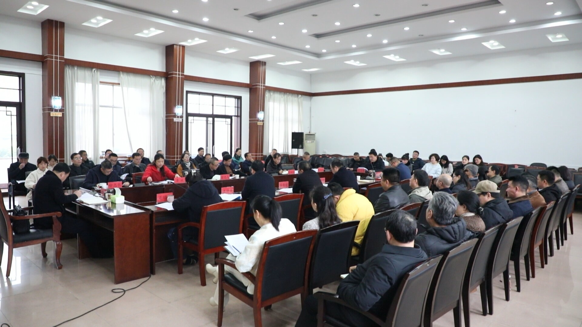 市财政局召开2026年工作谋划暨中层干部述职会议