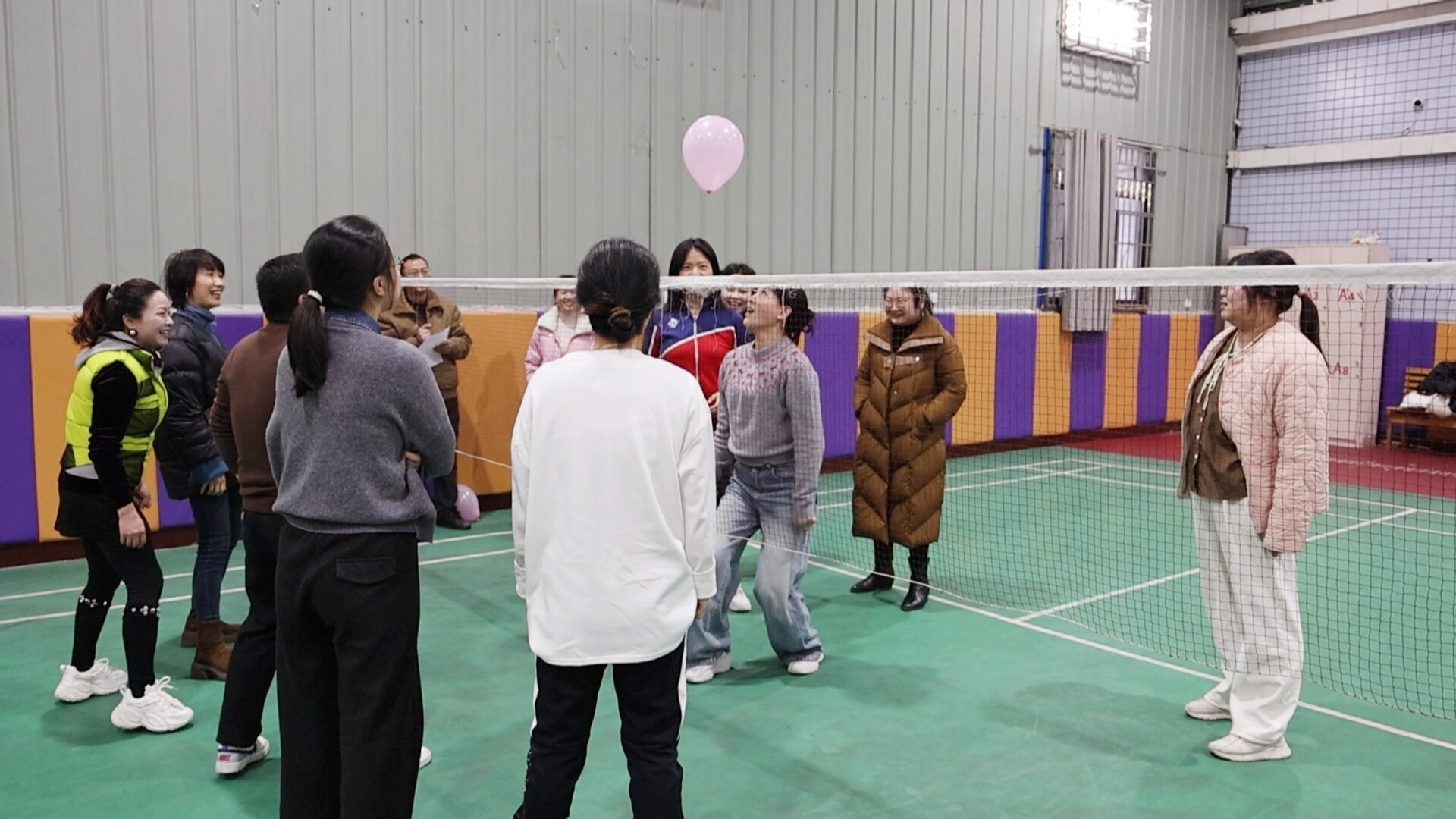 欢庆“三八”国际妇女节 | 市融媒体中心举行“头气球”趣味竞技赛