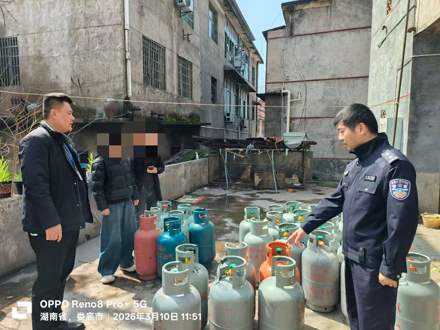 冷水江多部门联合查处一液化气“黑窝点”