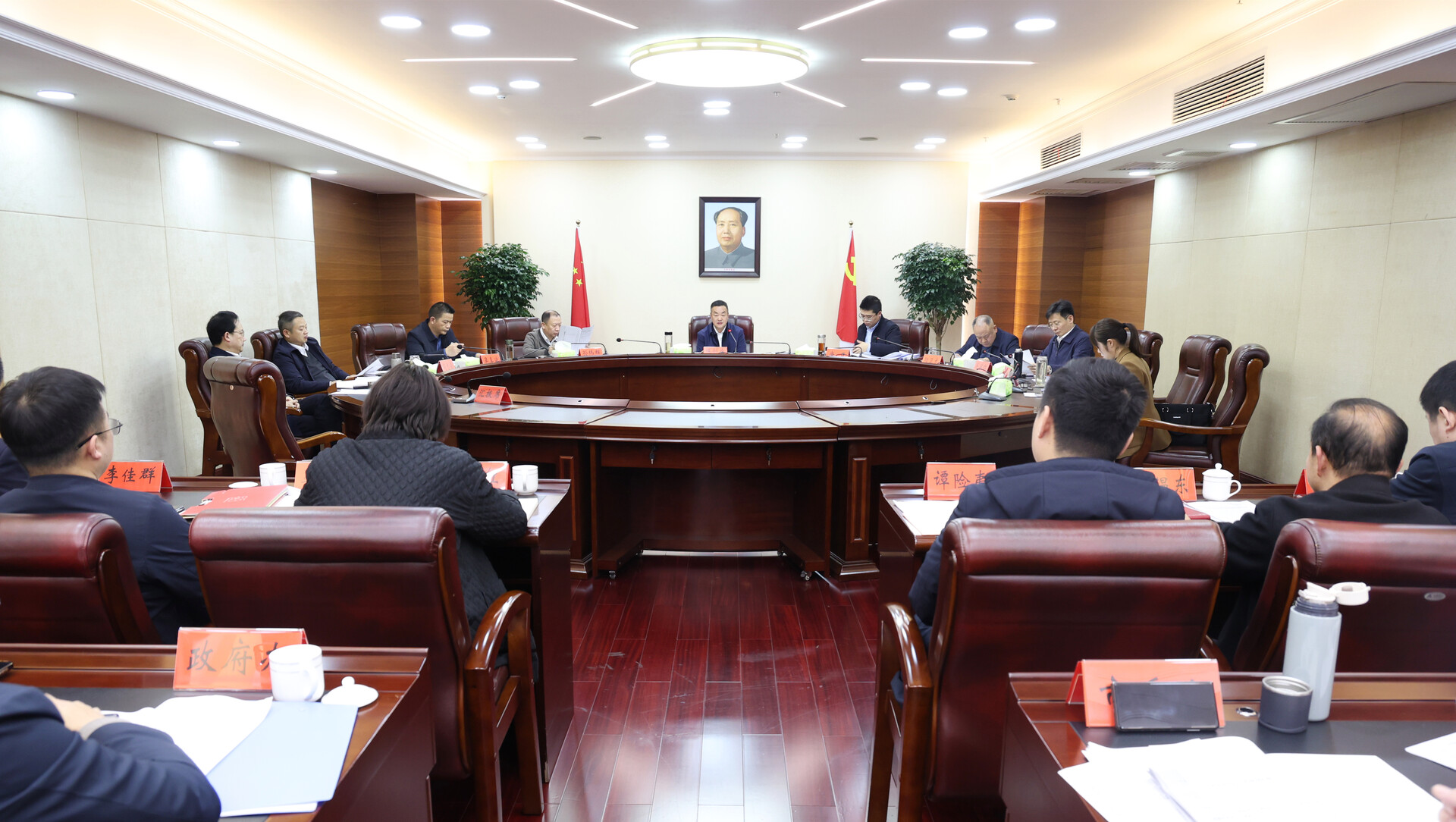 陈创业主持召开市委常委会会议