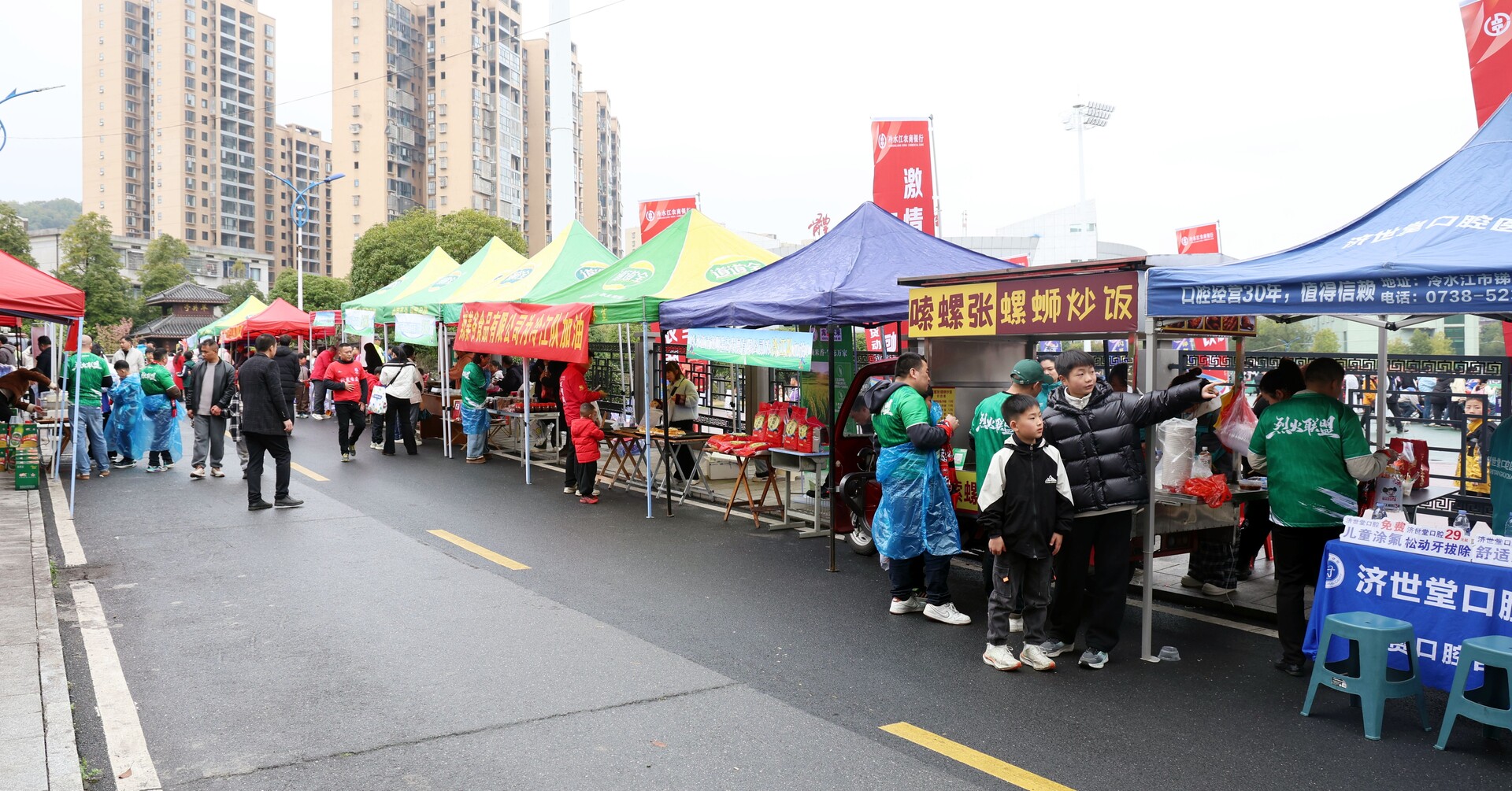 “娄超”来袭  魅力十“足”  冷水江美食市集激活消费活力