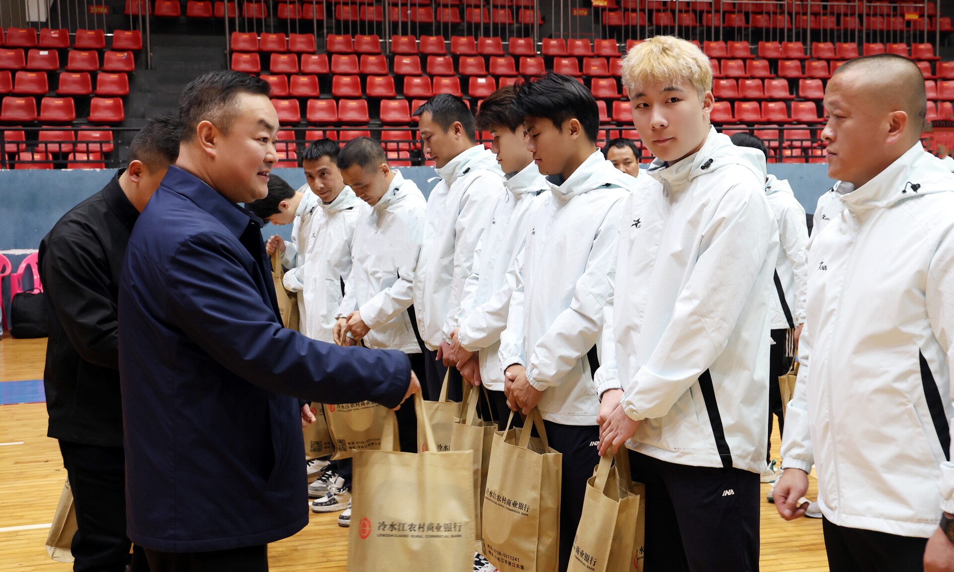 陈创业率队看望慰问世界锑都闪星雷霆足球队