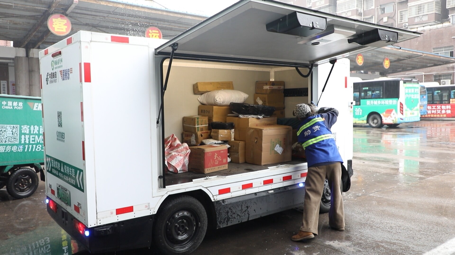 无人快递车跑出智慧物流“加速度”