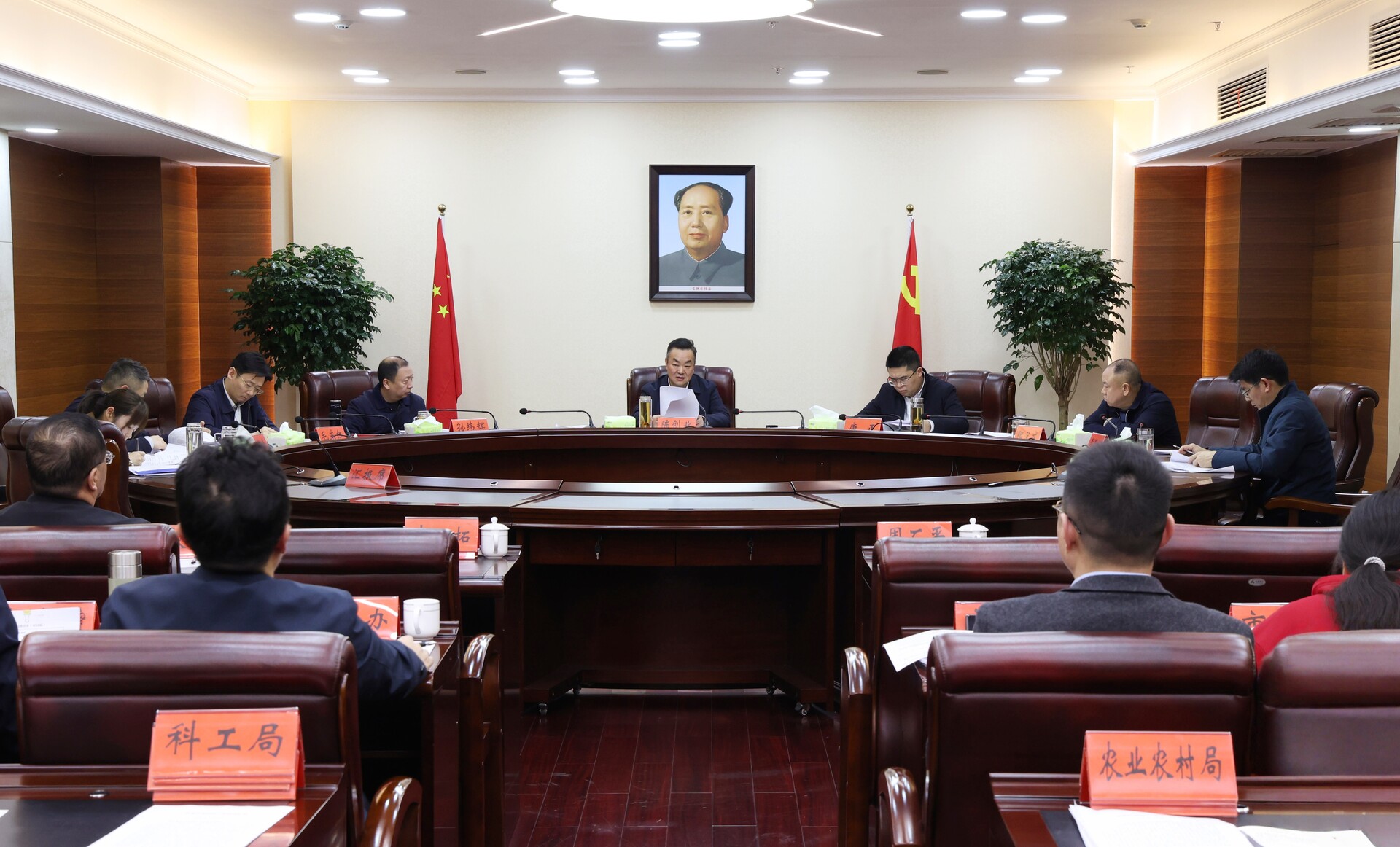 陈创业主持召开市委常委会会议