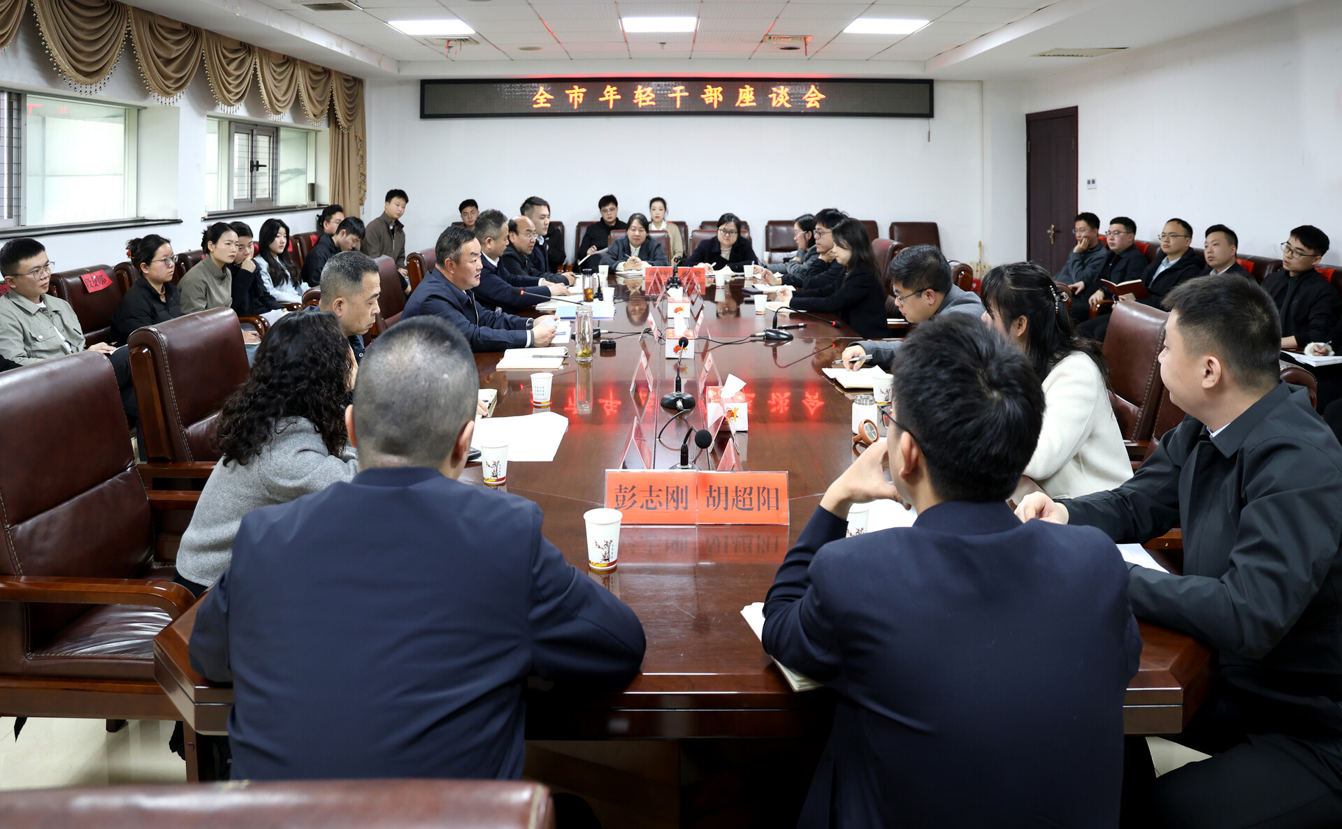 冷水江市召开年轻干部座谈会 陈创业寄语年轻干部：推动冷水江再攀新高峰 再创新辉煌