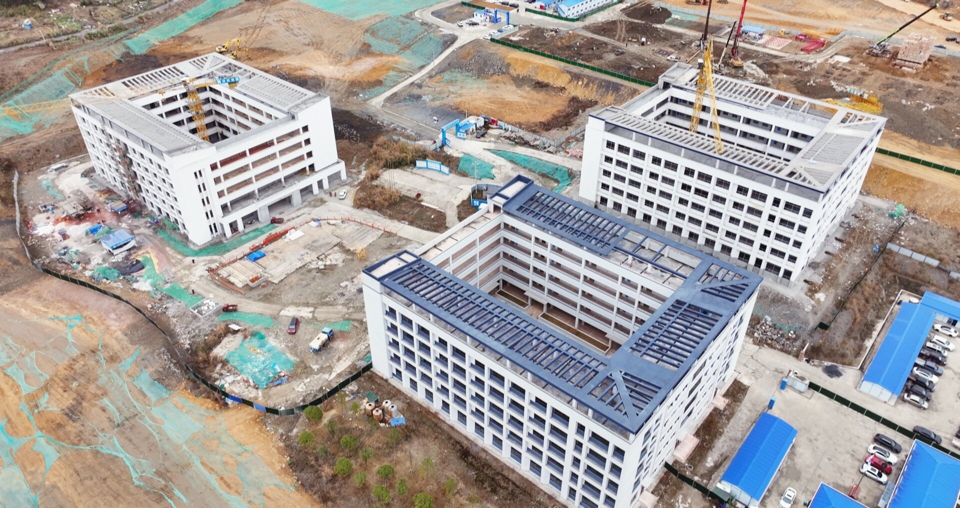 市一中新校区建设：攻坚克难赶工期 多楼栋施工稳步推进