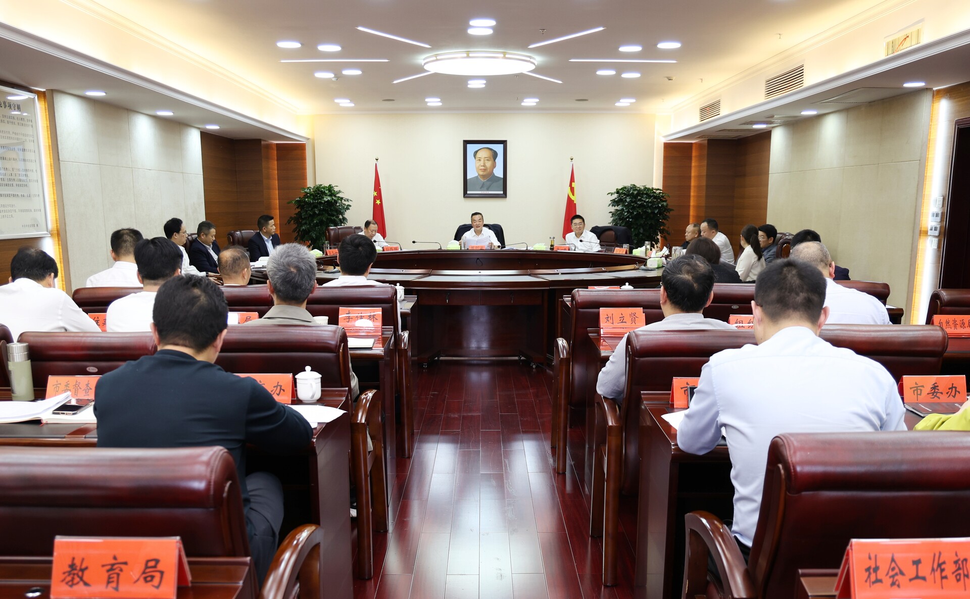 陈创业主持召开市委常委会会议