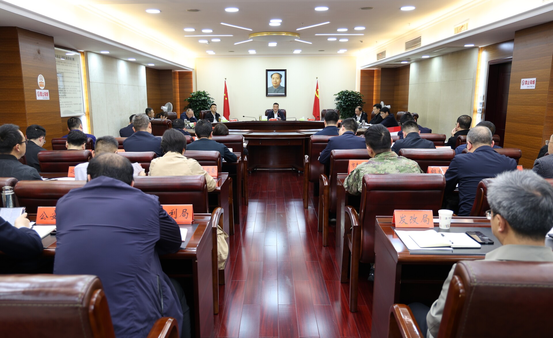 陈创业主持召开冷水江市委常委会会议