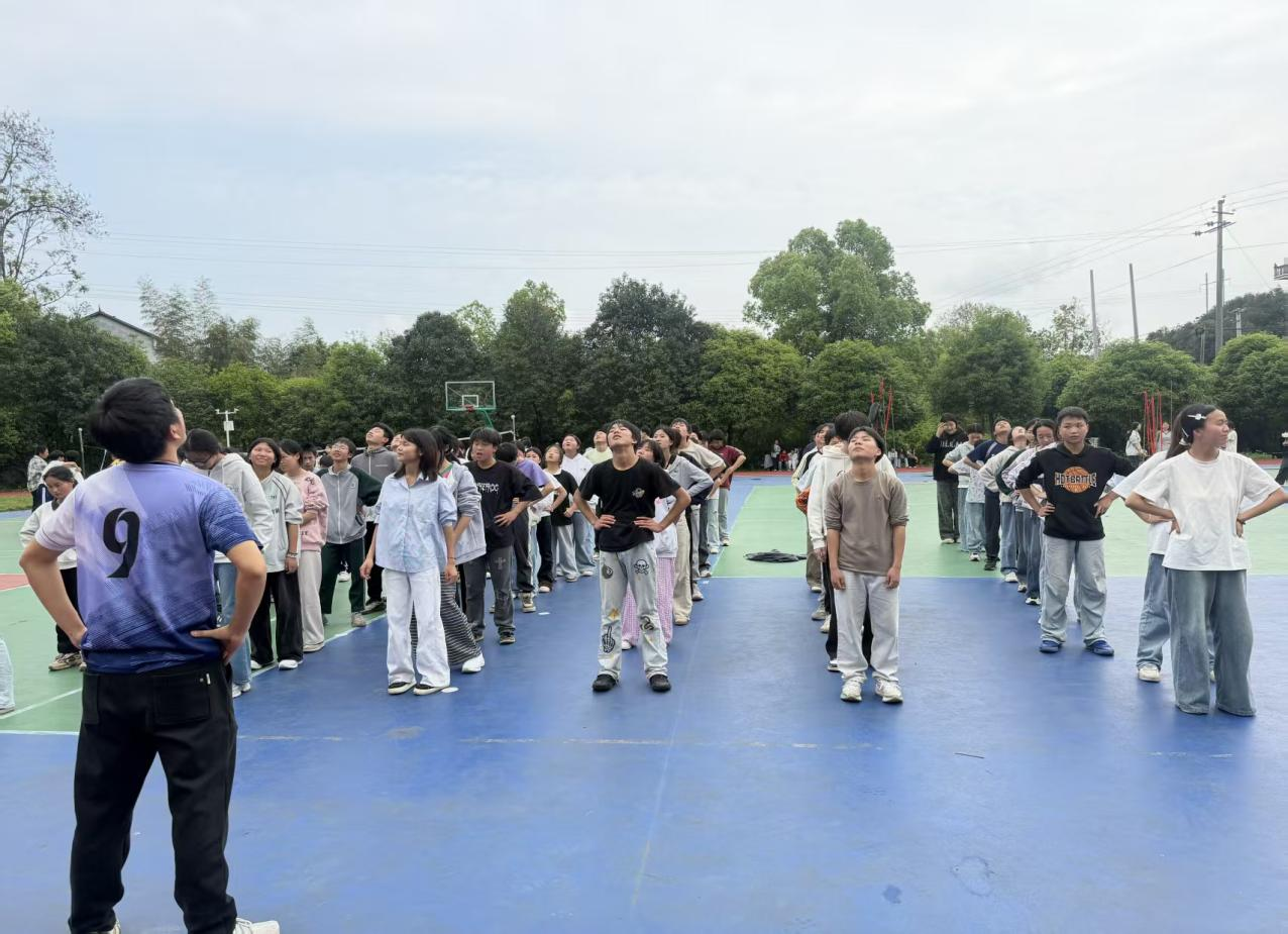 以运动为桥 为心灵护航  铎山镇中心学校开展心理团辅活动