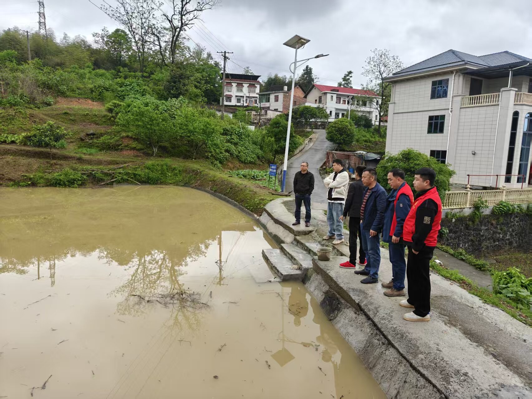 冷水江市沙塘湾街道：干部下沉一线  筑牢汛期“安全堤”