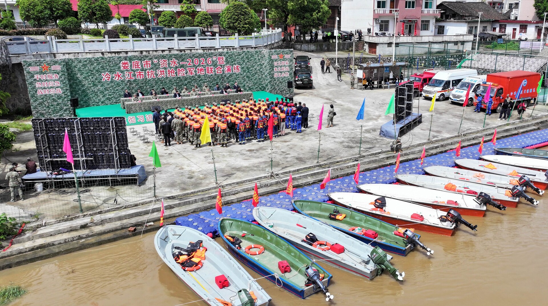军地联合开展抗洪抢险实兵演练