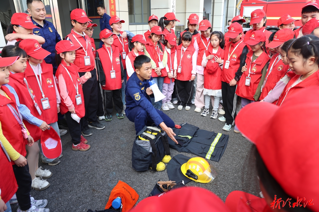 小记者化身“小小消防员”  零距离感受消防担当