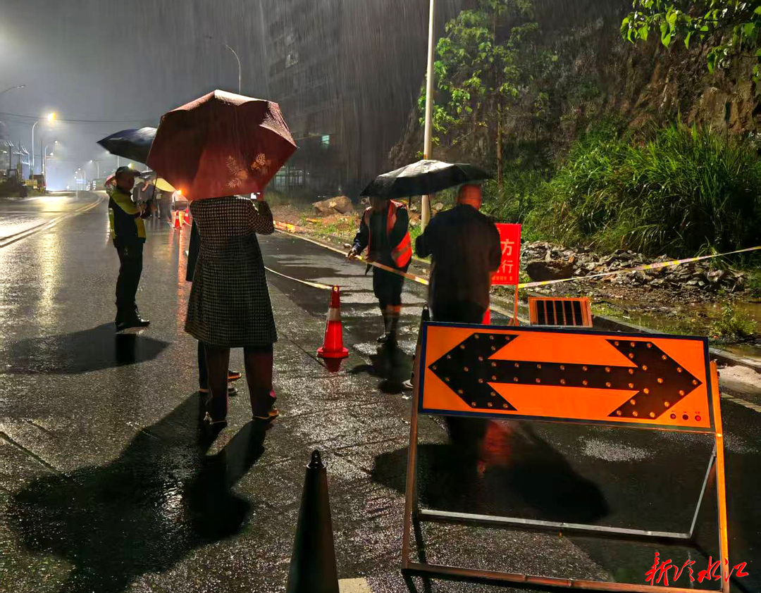 暴雨夜山体落石侵占车道 冷水江市政连夜抢险保畅通