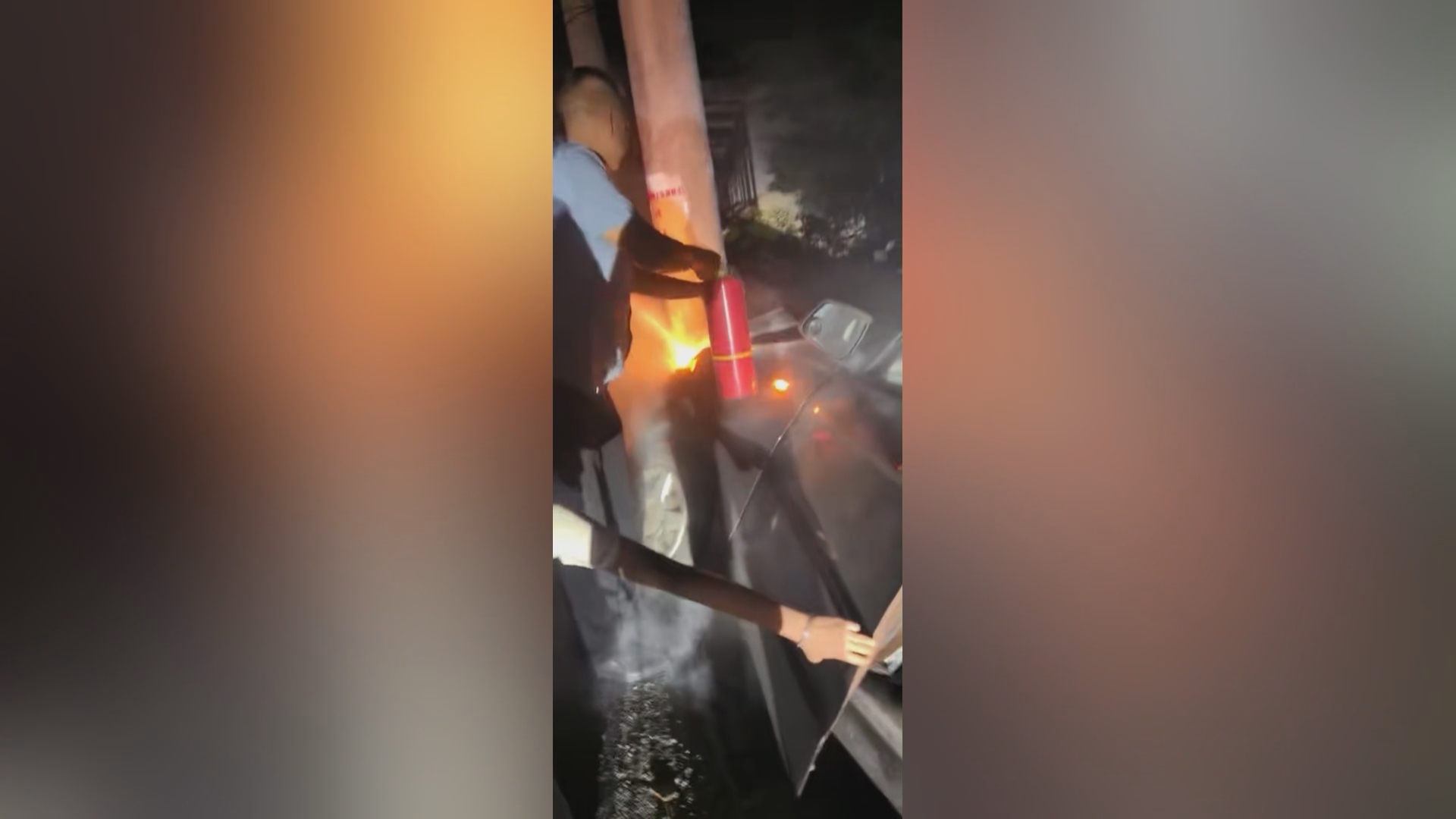新闻现场 | 国道突发车祸 热心群众合力救出被困母女