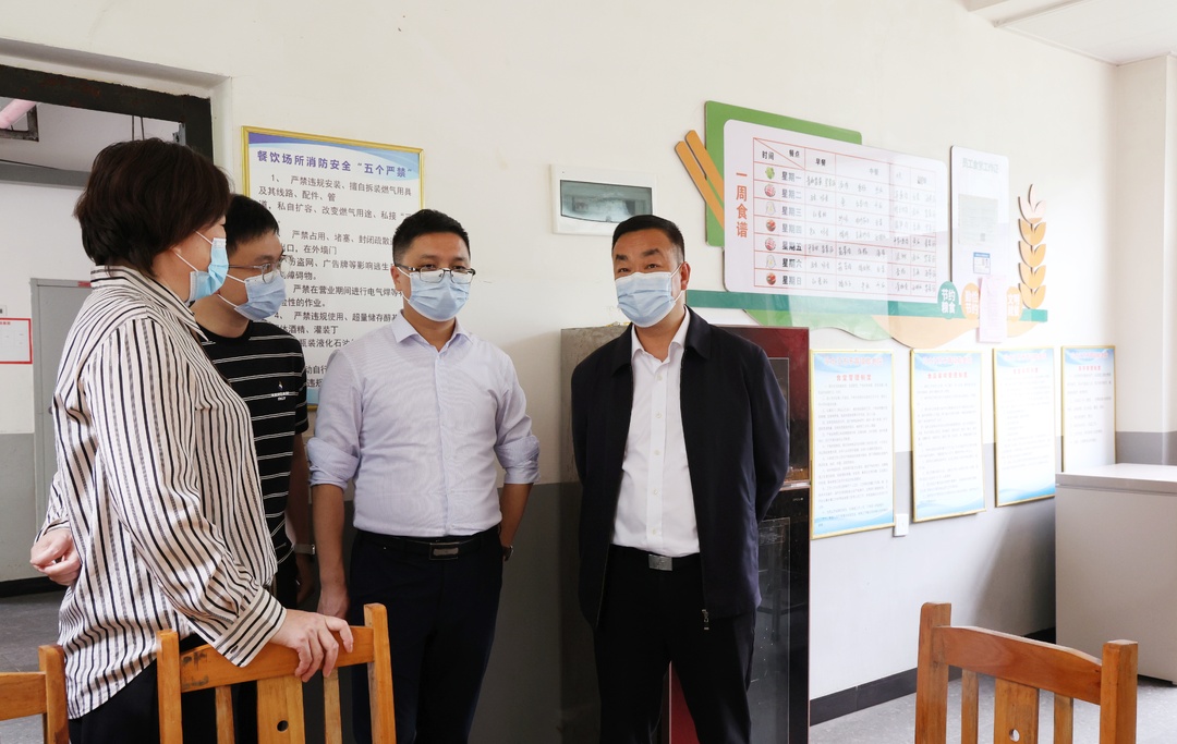陈创业到禾青敬老院开展安全检查并陪餐