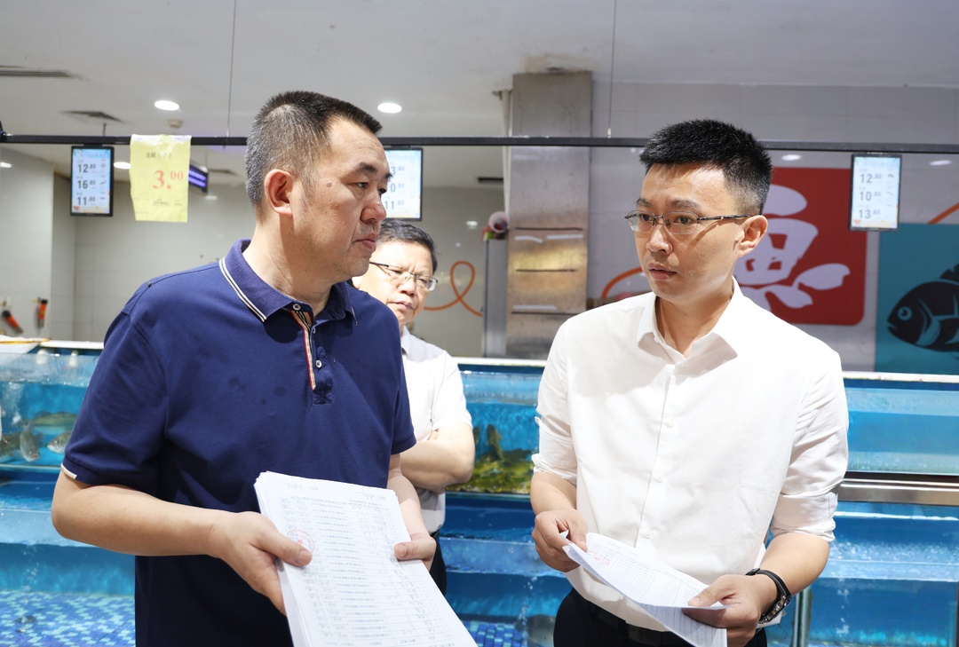 罗建湘深入超市督导食品安全、消防安全工作