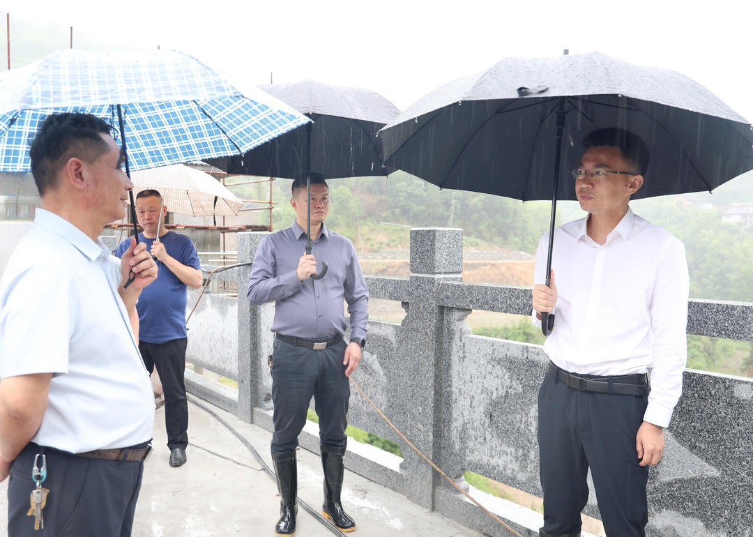 罗建湘赴锡矿山街道调研项目安全工作