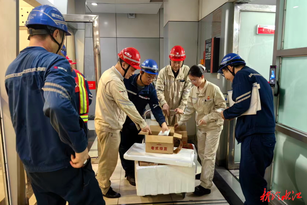 大唐华银金竹山发电公司：工会送雪糕 清凉暖一线