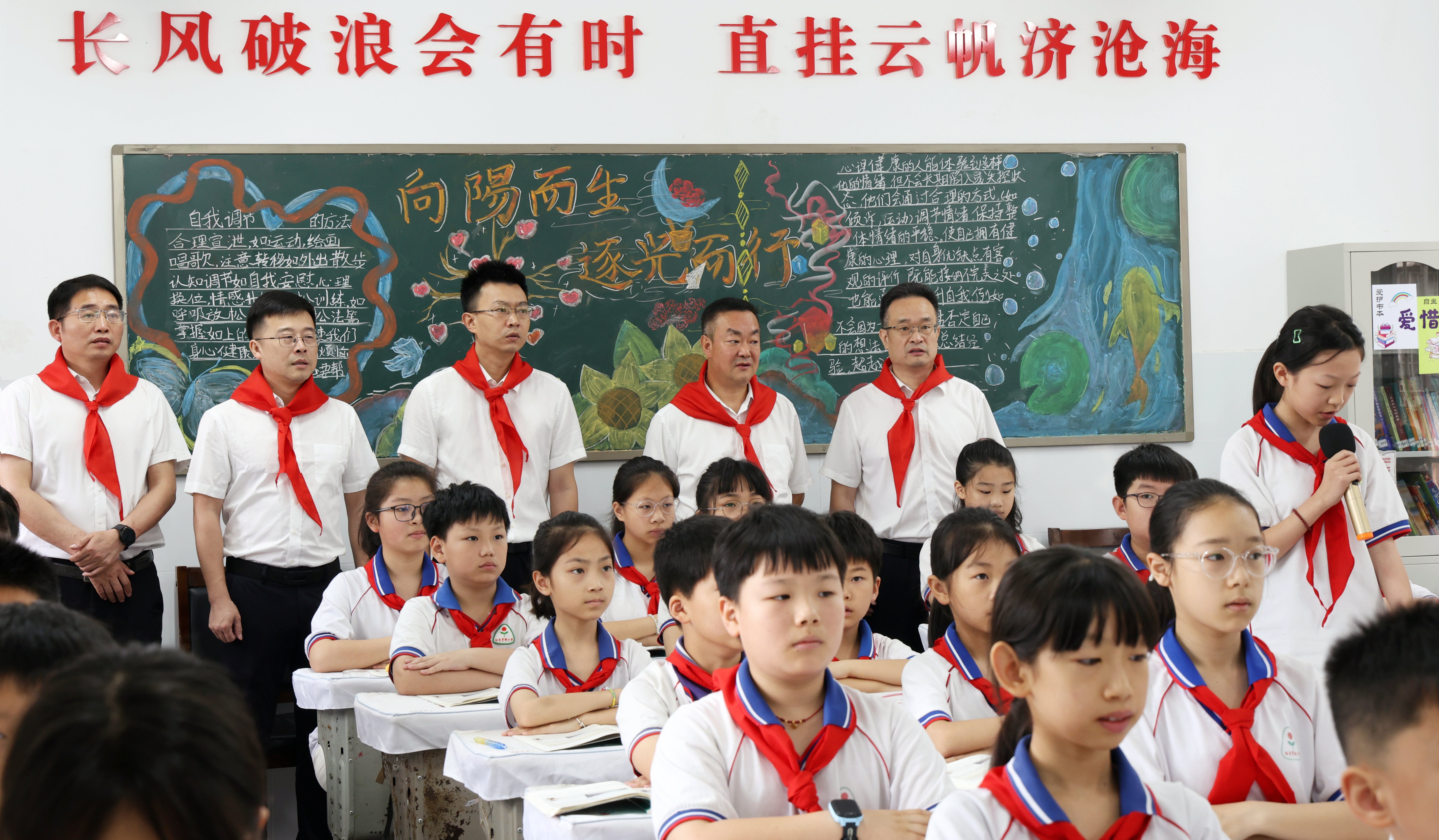 陈创业到红日实验小学与师生共庆“六一”