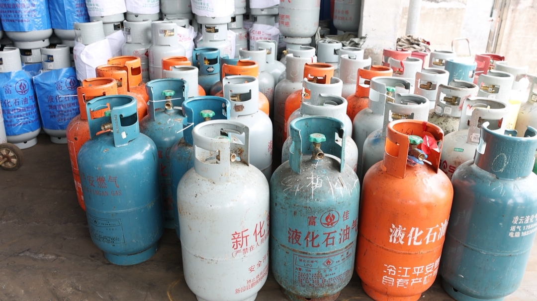 政法在线 | 警方查处一非法液化气窝点  查获液化气罐38个