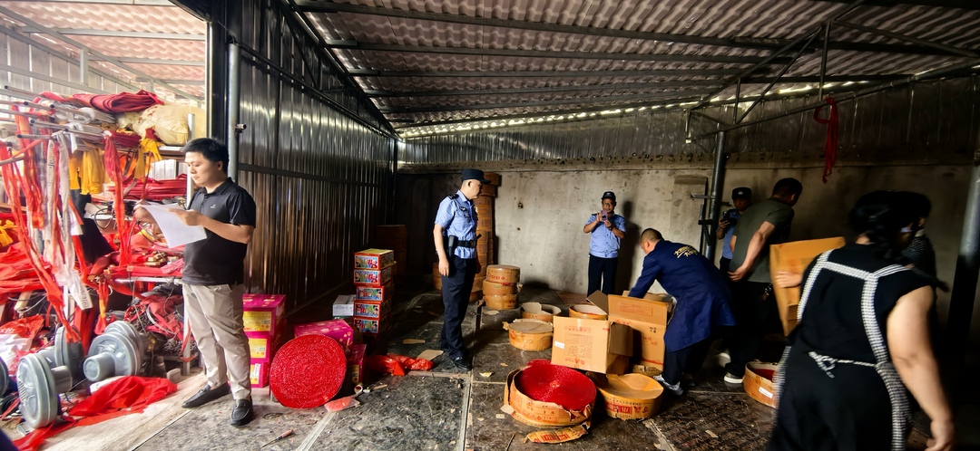 冷水江铎山镇查处一起烟花爆竹零售店超范围储存案