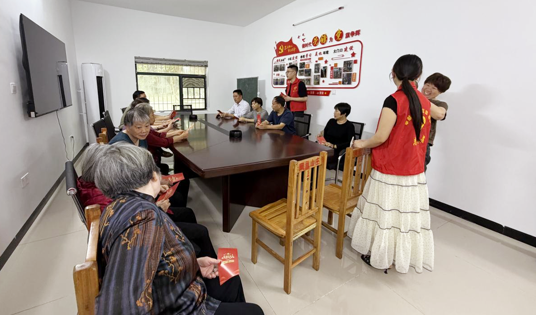 冷水江街道凤凰山庄小区党群服务站志愿服务活动暖民心